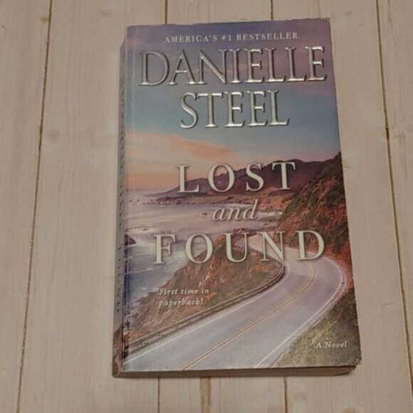 3/$13 Lost And Fiund By Danielle Steel Adult Fiction Novel Paperback Book - Picture 1 of 4